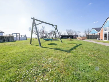 Rollstuhl-Urlaub: Großer Spielplatz mit Schaukel für Kinder mit Behinderung - Modestia Groepsverblijf Texel
