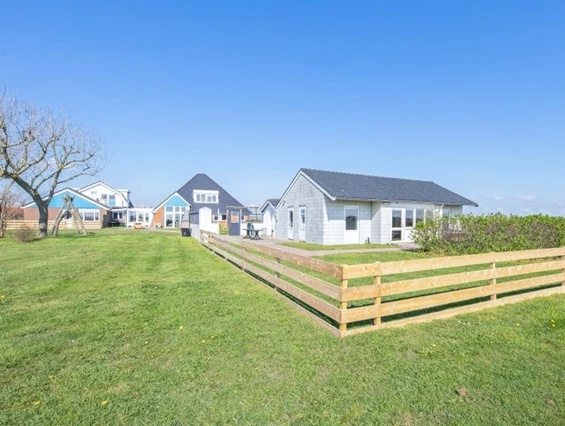 Rollstuhl-Urlaub: Umzäunter Garten der Ferienanlage - Modestia Groepsverblijf Texel