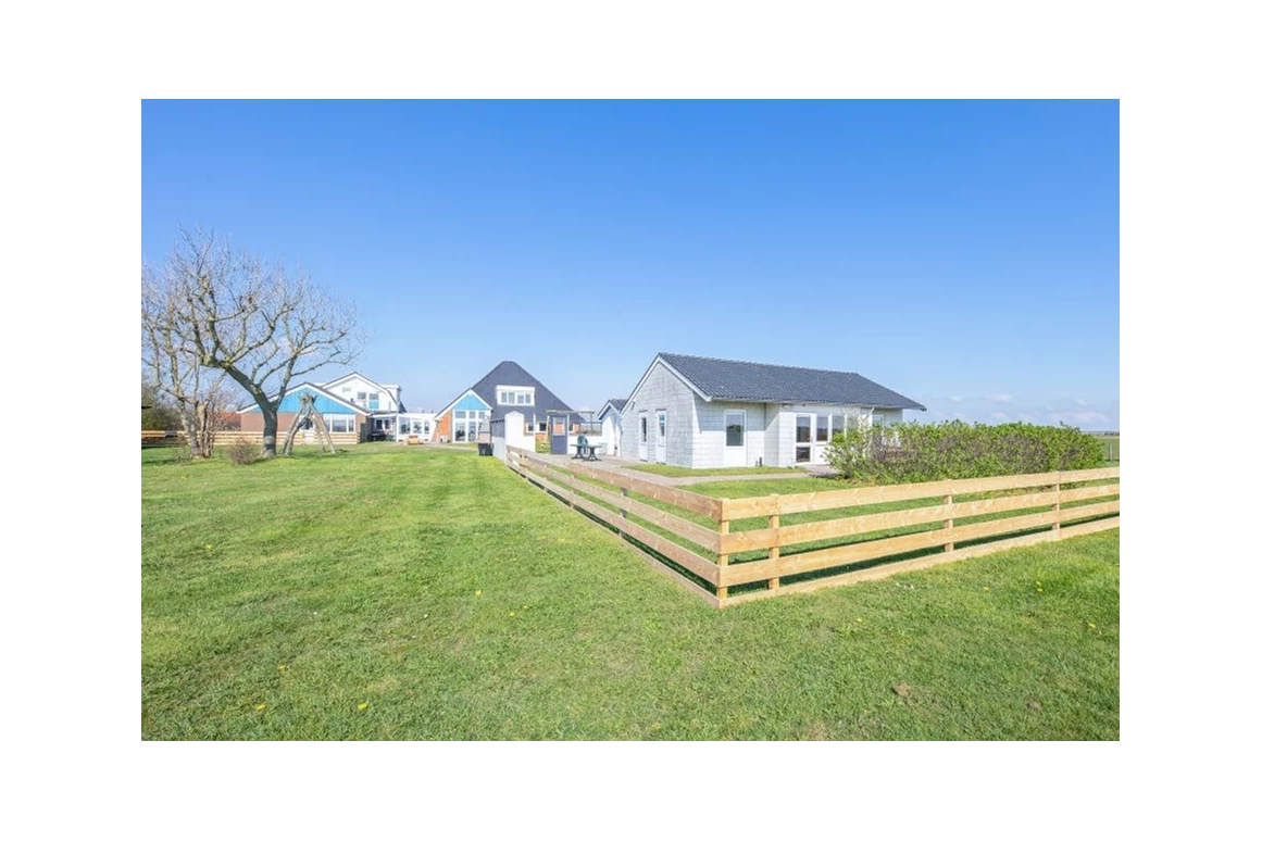Rollstuhl-Urlaub: Umzäunter Garten der Ferienanlage - Modestia Groepsverblijf Texel