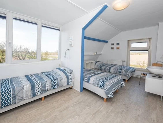 Rollstuhl-Urlaub: Dreibettzimmer mit Waschbecken - Modestia Groepsverblijf Texel
