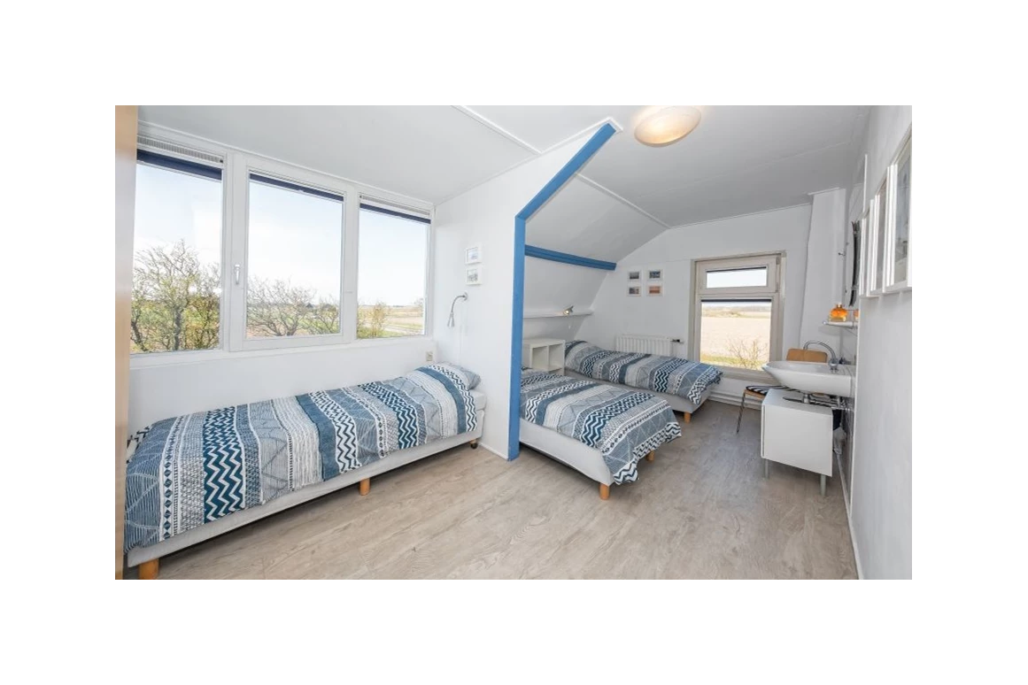 Rollstuhl-Urlaub: Dreibettzimmer mit Waschbecken - Modestia Groepsverblijf Texel