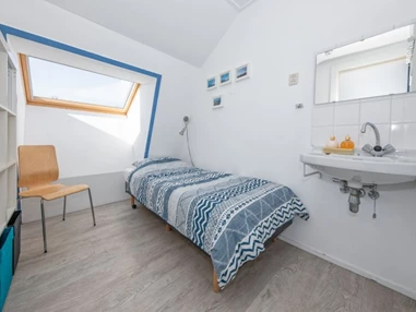 Rollstuhl-Urlaub: Einzelbett im Einzelzimmer - Modestia Groepsverblijf Texel