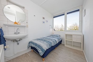 Rollstuhl-Urlaub: Einzelzimmer mit Spiegel und Waschbecken - Modestia Groepsverblijf Texel