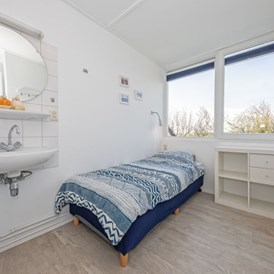 Rollstuhl-Urlaub: Einzelzimmer mit Spiegel und Waschbecken - Modestia Groepsverblijf Texel