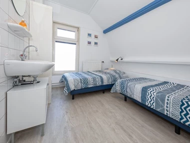 Rollstuhl-Urlaub: Zimmer mit eigenem Waschbecken - Modestia Groepsverblijf Texel