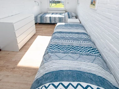 Rollstuhl-Urlaub: Doppelzimmer mit zwei einzelnen Betten - Modestia Groepsverblijf Texel