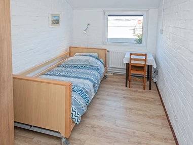 Rollstuhl-Urlaub: Einzelzimmer mit Pflegebett - Modestia Groepsverblijf Texel