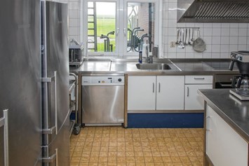 Rollstuhl-Urlaub: Große komplett ausgestattete Küche - Modestia Groepsverblijf Texel