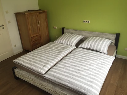 Rollstuhlgerechte Unterkunft - Unterkunftsart: Ferienhaus - Schlafzimmer 1 im Erdgeschoß barrierefrei, breitere Türen - Ferienhaus“Rügen-Traum“ für bis zu 8 Personen auf Rügen