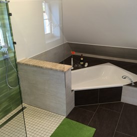 Rollstuhl-Urlaub: Dusch- und Wannenbad im Obergeschoß - Ferienhaus“Rügen-Traum“ für bis zu 8 Personen auf Rügen