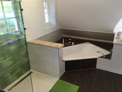 Rollstuhlgerechte Unterkunft - Unterkunftsart: Ferienhaus - Dusch- und Wannenbad im Obergeschoß - Ferienhaus“Rügen-Traum“ für bis zu 8 Personen auf Rügen