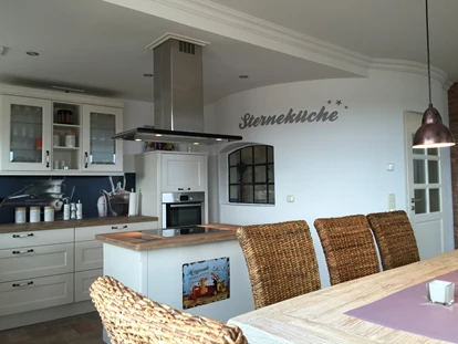 Rollstuhlgerechte Unterkunft - Unterkunftsart: Ferienhaus - Komfortküche mit umfahrbarer Kochinsel Ferienhaus"Rügen-Traum" - Ferienhaus“Rügen-Traum“ für bis zu 8 Personen auf Rügen