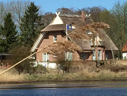 Rollstuhlgerechte Unterkunft - Unterkunftsart: Ferienhaus - Blick vom Wasser her zum Ferienhaus"Rügen-Traum" - Ferienhaus“Rügen-Traum“ für bis zu 8 Personen auf Rügen