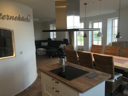 Rollstuhlgerechte Unterkunft - Unterkunftsart: Ferienhaus - Essbereich für 8 Personen im XXL Wohn/Esszimmer, umfahrbar mit Rollstuhl - Ferienhaus“Rügen-Traum“ für bis zu 8 Personen auf Rügen