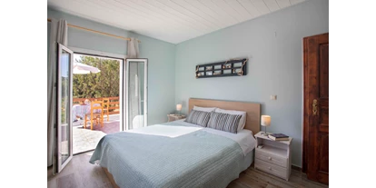 Rollstuhlgerechte Unterkunft - Unterkunftsart: Ferienhaus - Schlafzimmer mit Zugang zur Terrasse - Joleni Cottage