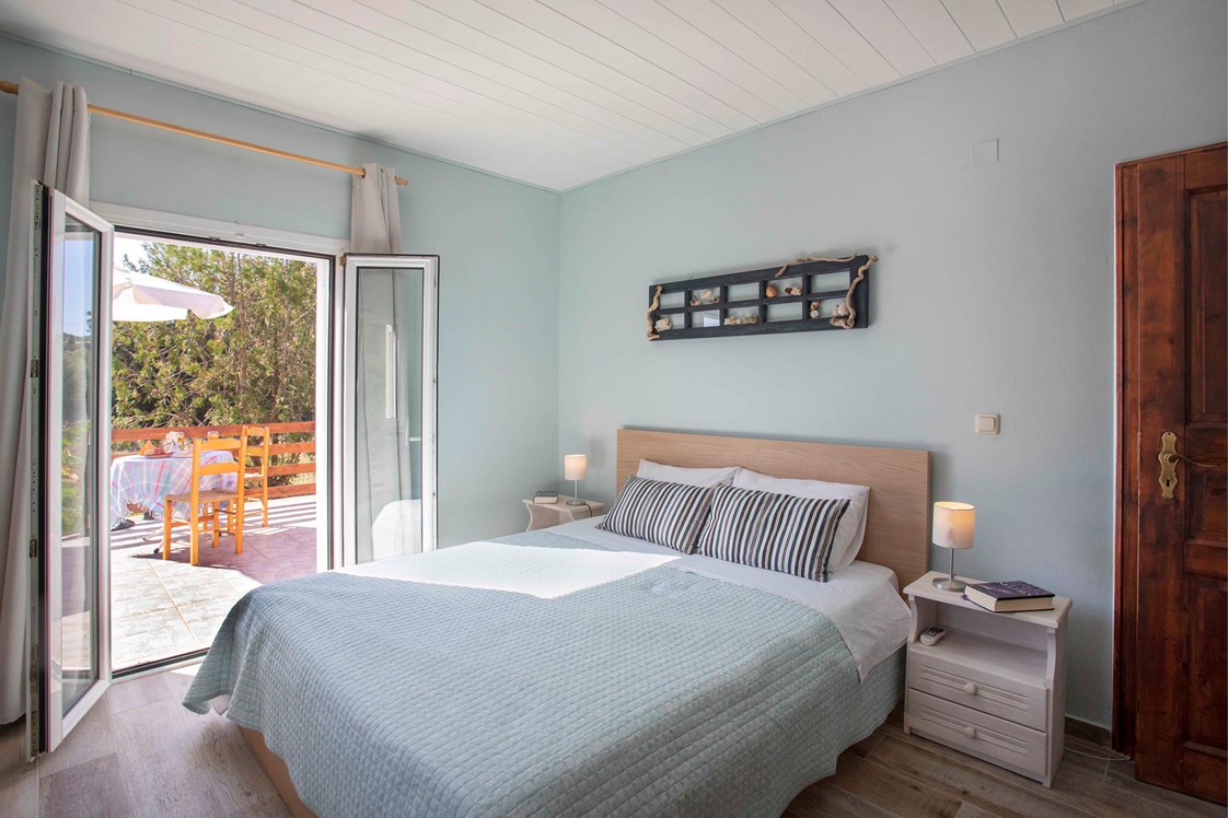 Rollstuhl-Urlaub: Schlafzimmer mit Zugang zur Terrasse - Joleni Cottage