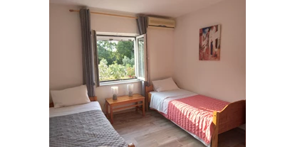 Rollstuhlgerechte Unterkunft - Unterkunftsart: Ferienhaus - Schlafzimmer mit zwei Einzelbetten - Joleni Cottage