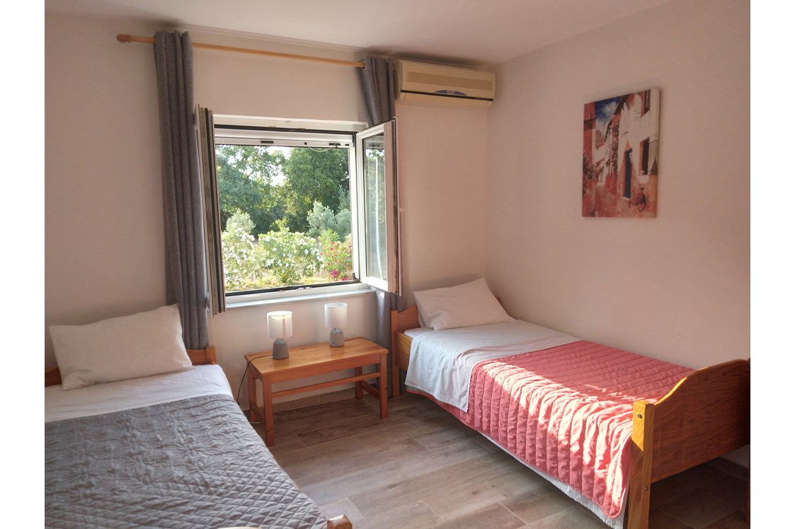 Rollstuhl-Urlaub: Schlafzimmer mit zwei Einzelbetten - Joleni Cottage