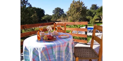 Rollstuhlgerechte Unterkunft - Unterkunftsart: Ferienhaus - Frühstück in der Morgensonne auf einer der drei Terrassen - Joleni Cottage