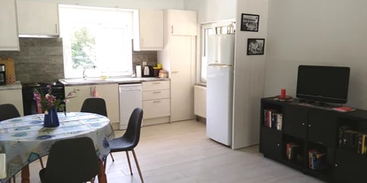 Rollstuhlgerechte Unterkunft - Unterkunftsart: Ferienhaus - Die voll ausgestattete Küche bildet eine Einheit mit dem Ess- und Wohnbereich - Joleni Cottage
