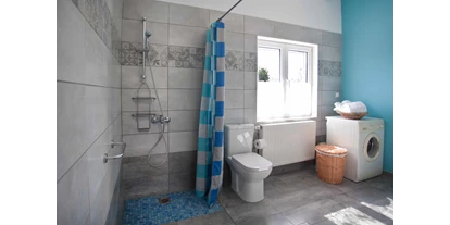 Rollstuhlgerechte Unterkunft - Unterkunftsart: Ferienhaus - Helles, großes Bad mit befahrbarer Dusche. Duschstuhl ist vorhanden. - Joleni Cottage
