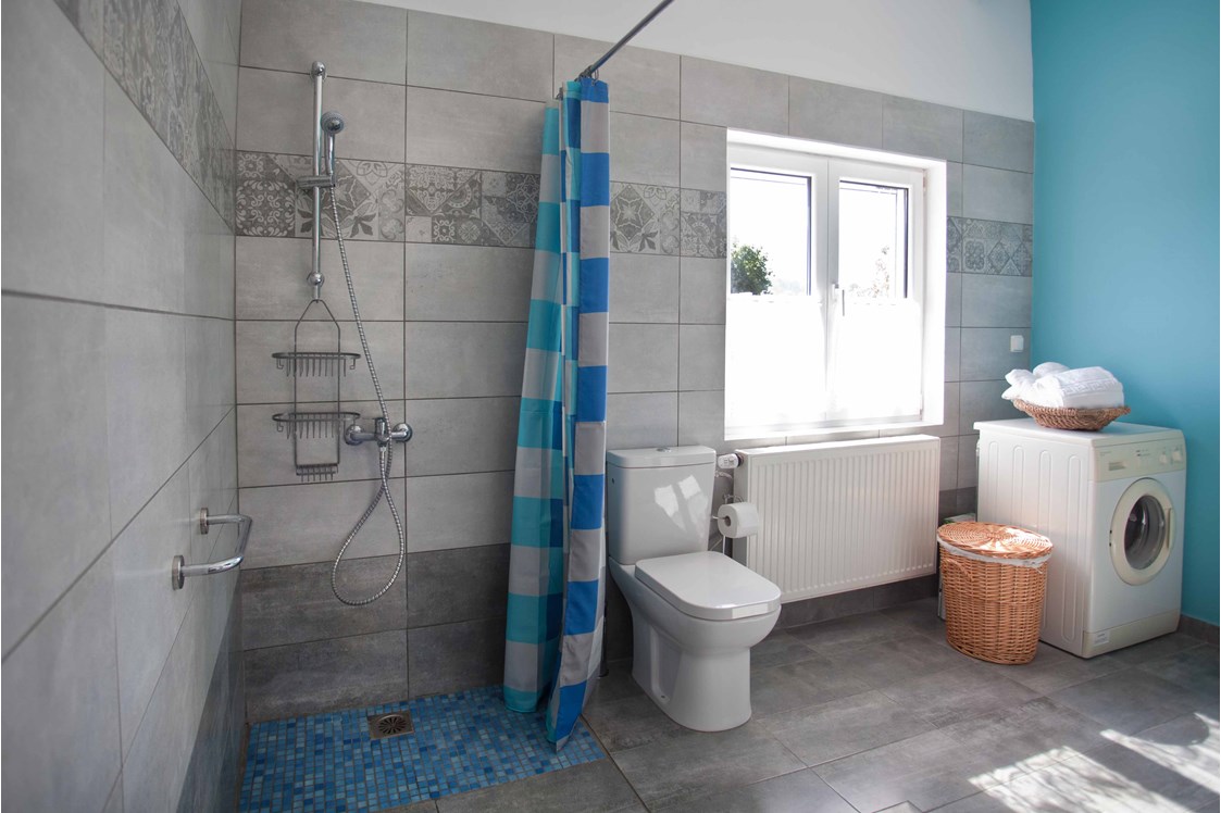 Rollstuhl-Urlaub: Helles, großes Bad mit befahrbarer Dusche. Duschstuhl ist vorhanden. - Joleni Cottage