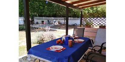 Rollstuhlgerechte Unterkunft - Unterkunftsart: Ferienhaus - Überdachte Terrasse. Von hier gibt es einen Zugang zum Wohnbereich. - Joleni Cottage