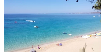Rollstuhlgerechte Unterkunft - Unterkunftsart: Ferienhaus - Makris Gialos Strand in Lassi. Hier gibt es eine Holzrampe, die bis ans Wasser führt. - Joleni Cottage