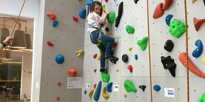 Rollstuhlgerechte Unterkunft - Pflegebett - Kletterwand - Allgäu ART Hotel