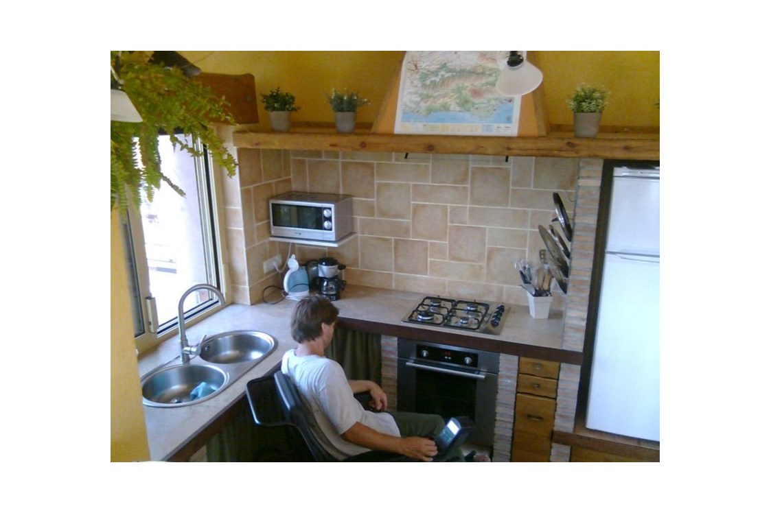 Rollstuhl-Urlaub: In unsere Küche kann man sich problemlos auch mit dem Rollstuhl bewegen. - Colina Tropical