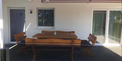 Rollstuhlgerechte Unterkunft - Unterkunftsart: Ferienhaus - Terrasse mit geöffneter Markise - Ferienhaus Annemiete