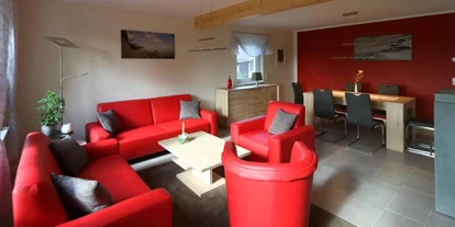 Rollstuhlgerechte Unterkunft - Unterkunftsart: Ferienhaus - Couchecke - Ferienhaus Annemiete