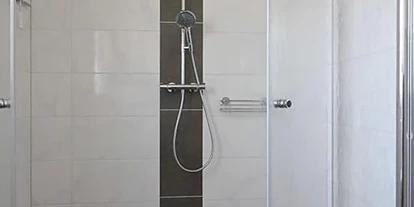 Rollstuhlgerechte Unterkunft - Unterkunftsart: Ferienhaus - Dusche 180x120 - Ferienhaus Annemiete