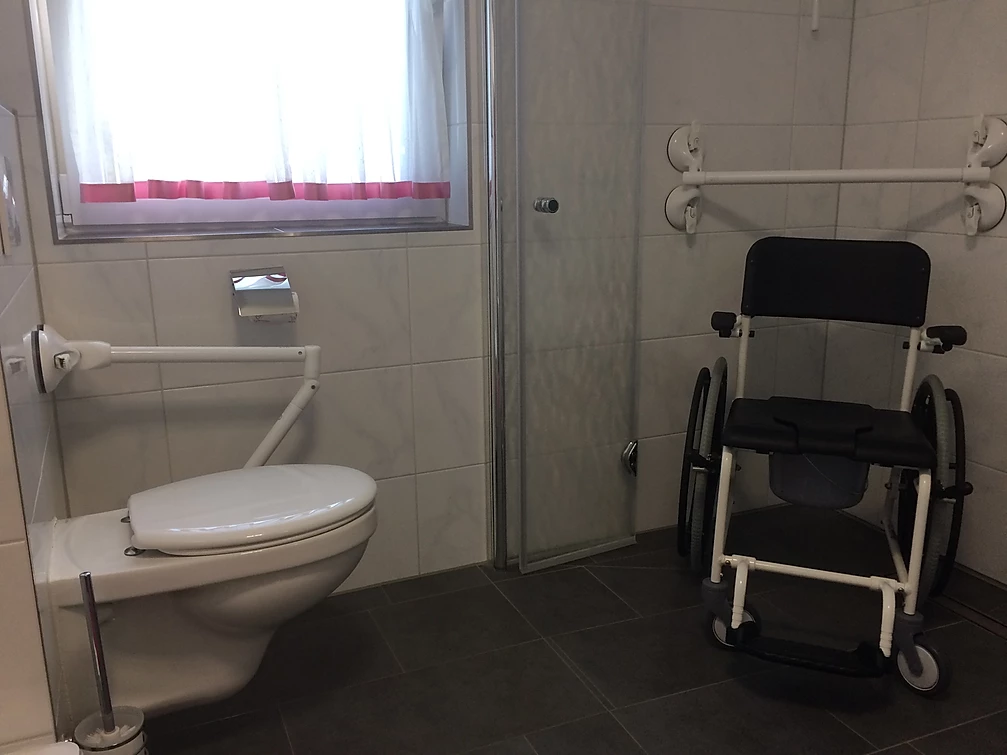 Rollstuhl-Urlaub: Duschrollstuhl und Haltesysteme - Ferienhaus Annemiete