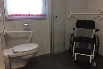 Rollstuhl-Urlaub: Duschrollstuhl und Haltesysteme - Ferienhaus Annemiete