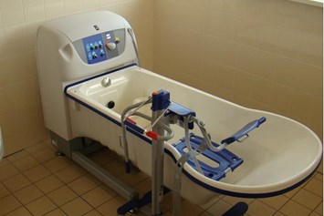 Rollstuhl-Urlaub: Badewanne - Behindertengerechte Gruppenunterkunft auf Ameland (Niederlande)