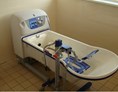 Rollstuhl-Urlaub: Badewanne - Behindertengerechte Gruppenunterkunft auf Ameland (Niederlande)