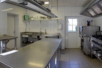 Rollstuhl-Urlaub: Küche der Gruppenunterkunft - Behindertengerechte Gruppenunterkunft auf Ameland (Niederlande)