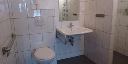 Rollstuhlgerechte Unterkunft - Barrierefreiheit-Merkmale: Für Gäste mit Sehbehinderung oder blinde Menschen - Badezimmer mit Haltegriffen - Reiterhofurlaub für Menschen mit Behinderung auf dem Reiterhof Groß Briesen