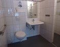 Rollstuhl-Urlaub: Badezimmer mit Haltegriffen - Reiterhofurlaub für Menschen mit Behinderung auf dem Reiterhof Groß Briesen