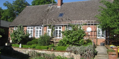 Rollstuhlgerechte Unterkunft - Pflegebett - Landhaus Bresch behindertengerecht ausgebauter Bauernhof. zwei Appartments mit je einer eigenen Küche und eigenem Wohnzimmer.. 11 Schlafplätze im Haus. Weitere Sommerübernachtungsmöglichkeiten im Dorf und im Kuhstall. Ideal für kleine Feiern oder einem entspannten Landaufenthalt mit gemühtlichen Schweinebarabenden in der hauseigenen Dorfschänke im ehemaligen Schweinestall-
Ausflugsziele:: Elefantenhof Platschow,, Angelteich, Antikcenter, hübsche Altstädte in Perleberg Parchim oder Grabow,. Schloss Ludwigslust und vieles mehr. - landhaus bresch
