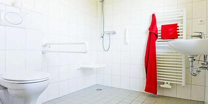 Rollstuhlgerechte Unterkunft - Unterkunftsart: Ferienhaus - Barrierefreies Bad im Zimmer "Angeln" - Rollstuhlgerechte Unterkünfte im Ferienhof Lamp
