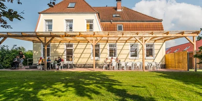 Rollstuhlgerechte Unterkunft - Unterkunftsart: Ferienhaus - Terrasse Altes Landhaus - Rollstuhlgerechte Unterkünfte im Ferienhof Lamp