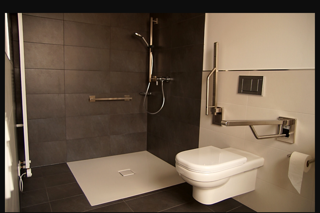 Rollstuhl-Urlaub: Bad:
befahrbarer Duschbereich mit Haltegriffen
WC mit Haltegriffen - Refugium am See