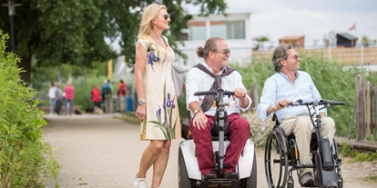 Rollstuhlgerechte Unterkunft - Pflegebett - Alle wichtigen Wege am Hotel sind mit dem Rollstuhl befahrbar - Seehotel Rheinsberg - komplett barrierefreies Hotel am See