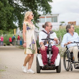 Rollstuhl-Urlaub: Alle wichtigen Wege am Hotel sind mit dem Rollstuhl befahrbar - Seehotel Rheinsberg - komplett barrierefreies Hotel am See