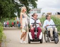 Rollstuhl-Urlaub: Alle wichtigen Wege am Hotel sind mit dem Rollstuhl befahrbar - Seehotel Rheinsberg - komplett barrierefreies Hotel am See