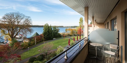 Rollstuhlgerechte Unterkunft - Pflegebett - Aussicht aus dem barrierefreien Seehotel Rheinsberg - Seehotel Rheinsberg - komplett barrierefreies Hotel am See