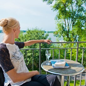 Rollstuhl-Urlaub: Balkon des Seehotels Rheinsberg - Seehotel Rheinsberg - komplett barrierefreies Hotel am See