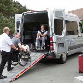 Rollstuhl-Urlaub: Fahrservice des barrierefreien 4-Sterne-Ferienhotels Seehotel Rheinsberg - Seehotel Rheinsberg - komplett barrierefreies Hotel am See